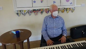 Classical pianist plays for Residents at Bridport care home